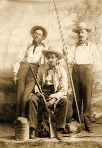 Studioportrait van drie mannen, ca. 1899